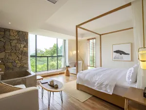 Mount Emei Baiyuting Yunjian Tangquan B&B