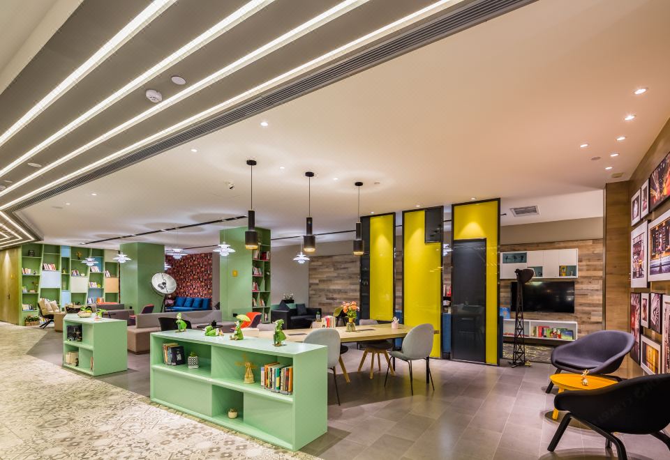 [호텔 뷔페의 다양한 아침 식사 메뉴]