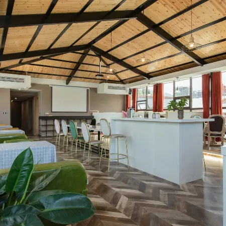 Qingjiang Gallery · Nestled by the Mountains and Waters | Riverside Hotel