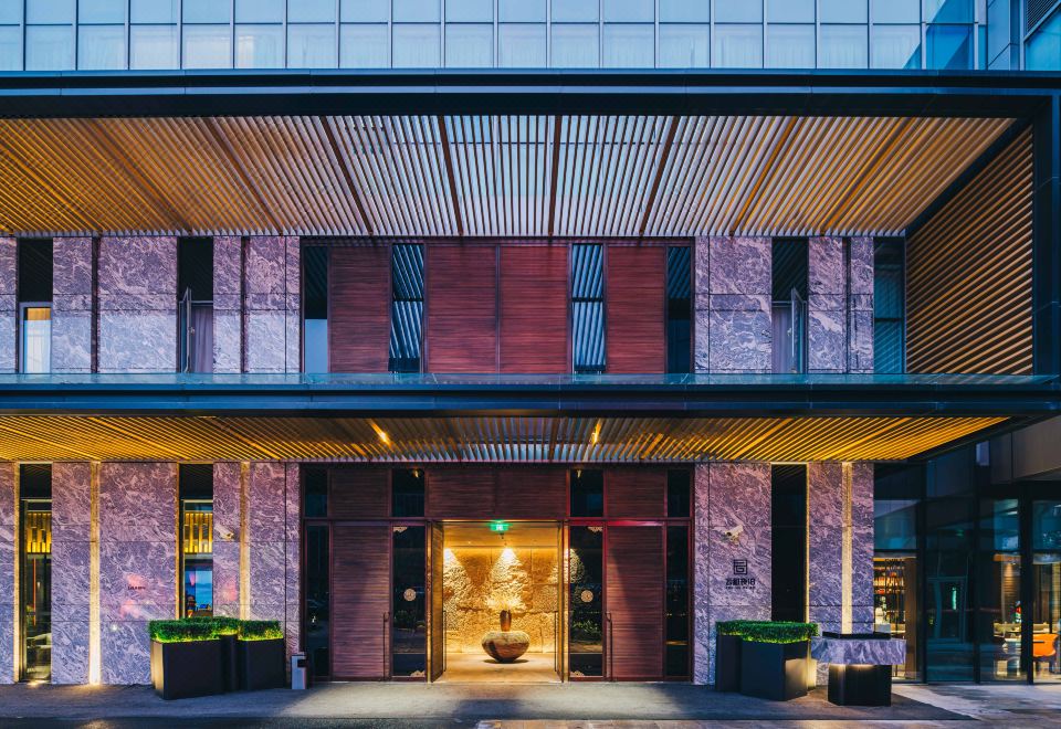 윤허예보 호텔 상하이 인터내셔널 투어리즘 리조트의 아늑한 객실 내부