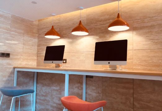 1. 홀리데이 인 익..