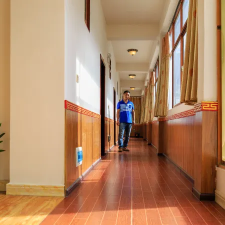 Derong Golden Sun Hotel