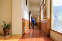 Derong Golden Sun Hotel