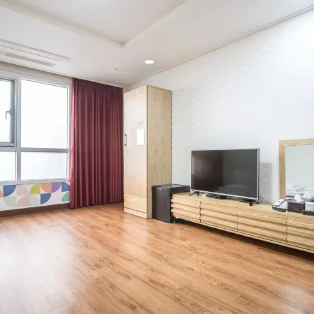 Breeze Bay Hotel Отели рядом с достопримечательностью «Тон-Амса»