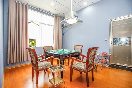 Jiajiang Hengrui Hotel Отели рядом с достопримечательностью «Dongfeng Weir-Qianfo Rock»