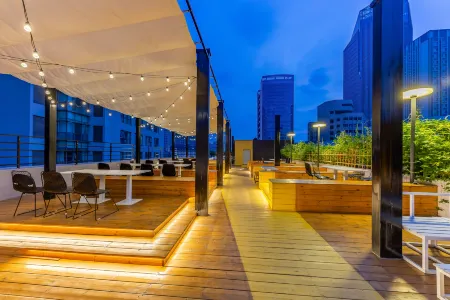 Guoshi Hotel (Dalian Donggang Business District Harbour Plaza Subway Station) Отели рядом с достопримечательностью «Dalian Forest Zoo»