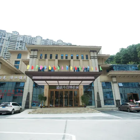 Hualun Hotel (High-speed Railway Station & Zoo)