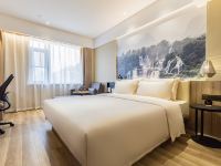 维纳斯国际酒店(广西柳州高铁站鱼峰山公园店) - 标准大床房