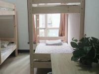 武汉爱琴海青年公寓 - 阳光浪漫街景骑士六人床位房