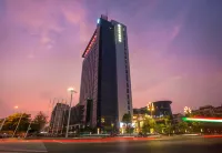 金龍玉鳳飯店（常德歡樂城高鐵站店） 鄰近富蘭克浴室櫃（武陵大道店）的酒店