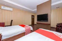 OYO Guangyuan Business Hotel (Xinyang Railway Station Tianrun Plaza) - 2 Yıldız