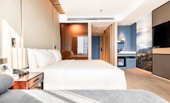 Atour Hotel (Wuhan High speed Railway Station Qingshan Heping Park Subway Station )