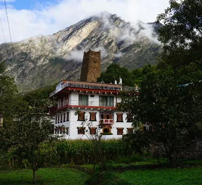 Ji Ye Valley Hostel Отели рядом с достопримечательностью «Склон Тибетской Китайской Горы»