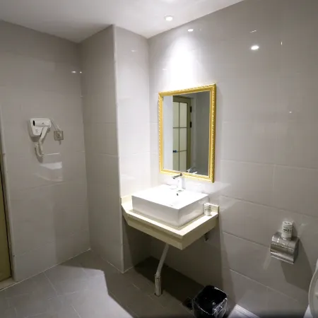 Bincheng Hotel (Dongxing National Gate Scenic Area Port)