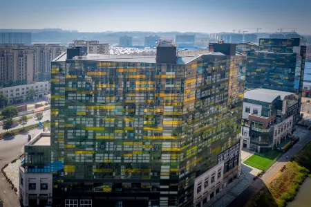 Desheng Huatian Holiday Hotel Отели рядом с достопримечательностью «Hunan Vocational College of Science and Technology (Muyun Campus)»