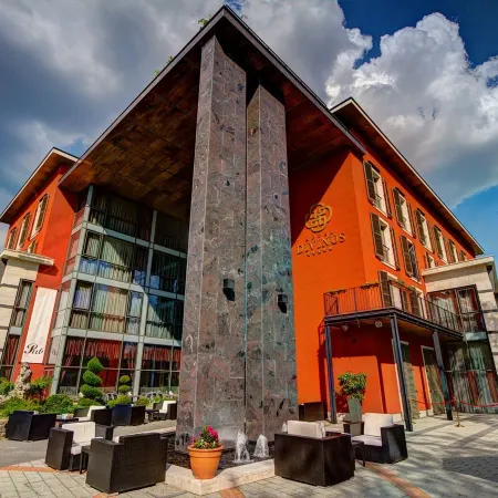 Hotel Divinus Отели рядом с достопримечательностью «Debrecen Zoo and Amusement Park»