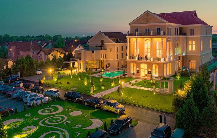 Tresor Le Palais Timisoara, Curio Collection by Hilton