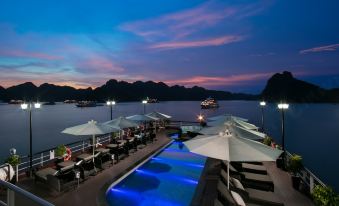 Le Theatre Cruises - Wonder on Lan Ha Bay