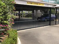 Cairns Reef Apartments & Motel - Motels
