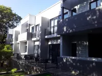 La Orchard Hotel