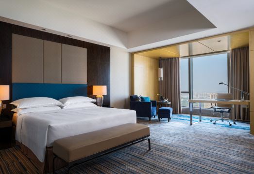 [르네상스 후이저우 호텔의 쾌적한 객실 내부]