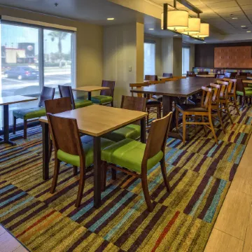 Fairfield Inn & Suites Orlando Near Universal Orlando Resort Отели рядом с достопримечательностью «Юниверсал Студиос Флорида»