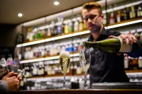 The Old Woolstore Apartment Hotel - bars