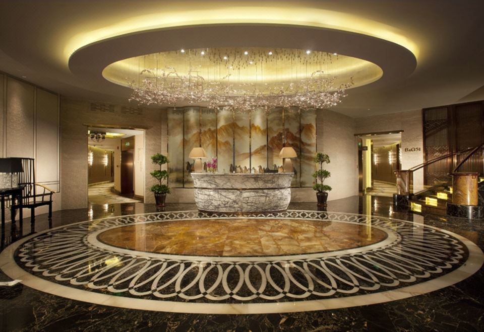 1. 크라운 플라자 ..