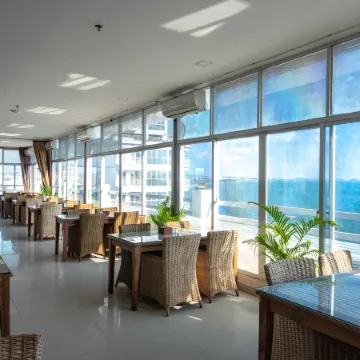 Aristocrat Residence & Hotel Отели рядом с достопримечательностью «Пляж Очутель»