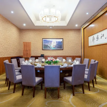 River & Holiday Rezen Hotel Pengshui