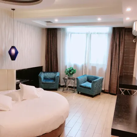 Qingmu Hotel (Zhenjiang Danyang Houxiang Central Street)