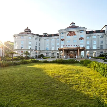 the Royal Pinnacle Hotel Отели рядом с достопримечательностью «Жухайский конный корт»