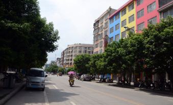 Lingchuan Yijia Hotel (Guilin North Railway Station Yongning Square)