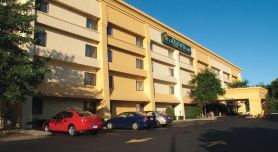 La Quinta Inn & Suites by Wyndham Hartford - Bradley Airport