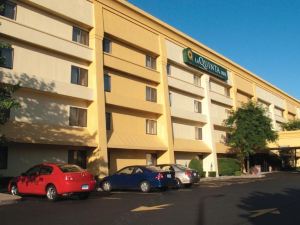 La Quinta Inn & Suites by Wyndham Hartford - Bradley Airport