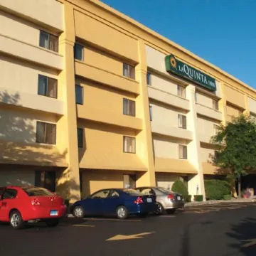 La Quinta Inn & Suites by Wyndham Hartford - Bradley Airport