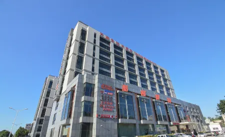 Qingdao Tianrun Jinwang Hotel (Zhengyang Middle Road Subway Station) Отели рядом с достопримечательностью «Chengyang Century Park»