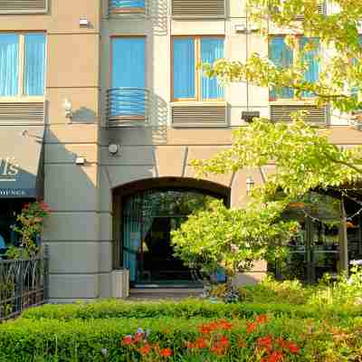 Holiday Inn North Vancouver, an IHG Hotel Hotel Exterior