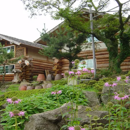 Jeju Logman House Pension Отели рядом с достопримечательностью «Курорт и гольф-клуб Everis»