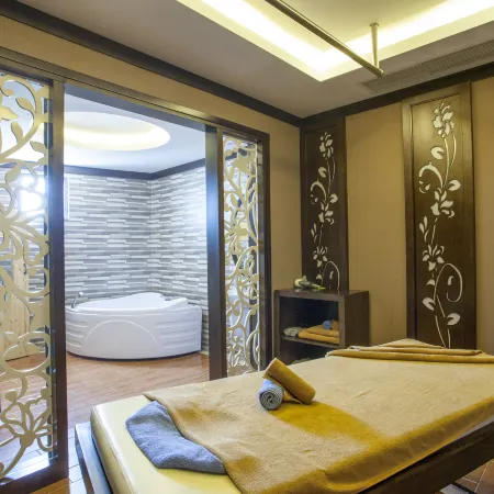 Muong Thanh Luxury Nhat Le Hotel