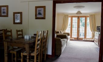 Little Foxes Hotel & Gatwick Airport Parking - Housity
