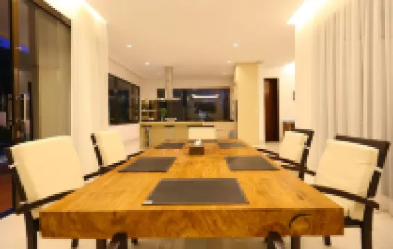 Breeze Blows City View Villa 4 Bedrooms and 1 Familly Bedroom with a Private Heated Swimming Pool