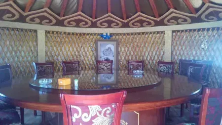 Ulan tuya hosts tribes in the helamuren steppe Отели рядом с достопримечательностью «Xilamuren Prairie»