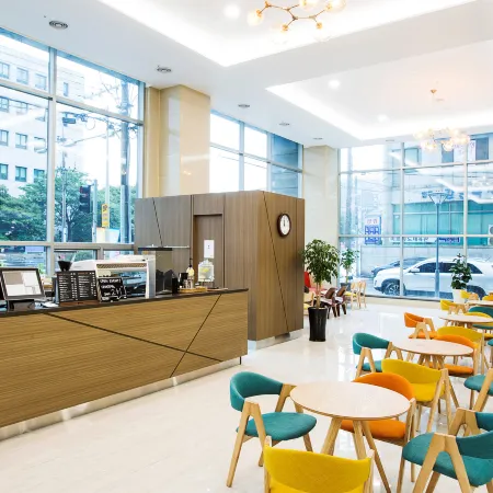 Ramada by Wyndham Jeju City Hall Отели рядом с достопримечательностью «Храм Самсонхёль»