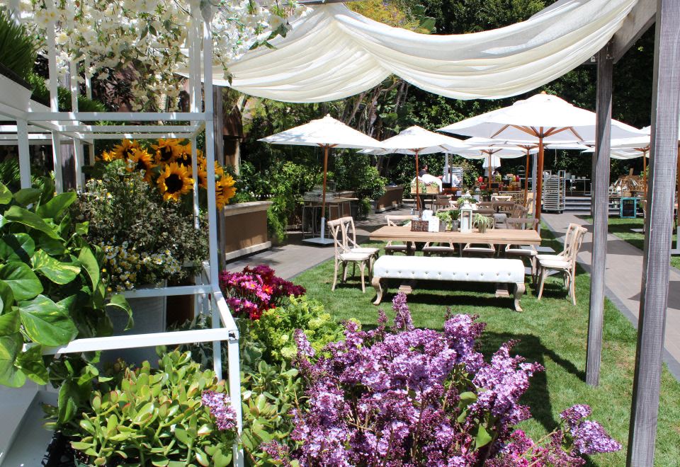 [포시즌스 호텔의 세련된 로비 전경]