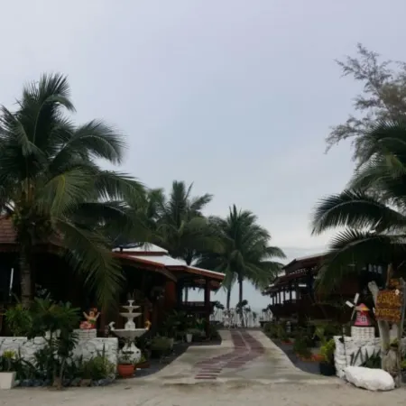 S.N. Plytorn Beach Hotel Отели рядом с достопримечательностью «Wat Chedi»