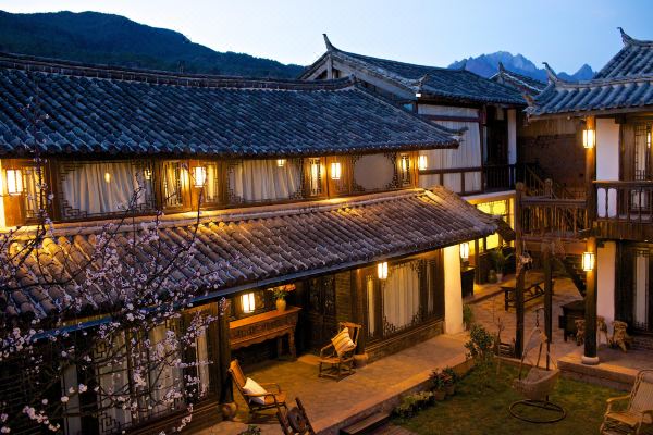彩云之南,玉龙雪山下,青龙桥端,束河古镇且停·居客栈应此而名,在繁华
