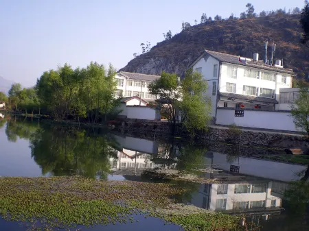 Eryuan Baijuyi Chinese Inn Отели рядом с достопримечательностью «Eryuan Library»