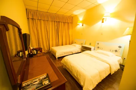 318 Auto Camp Motel Micangshan Отели рядом с достопримечательностью «Micaoshan National Nature Reserve»