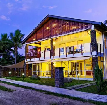 First Landing Beach Resort & Villas Отели рядом с достопримечательностью «Гарден оф Слипинг Джайант»